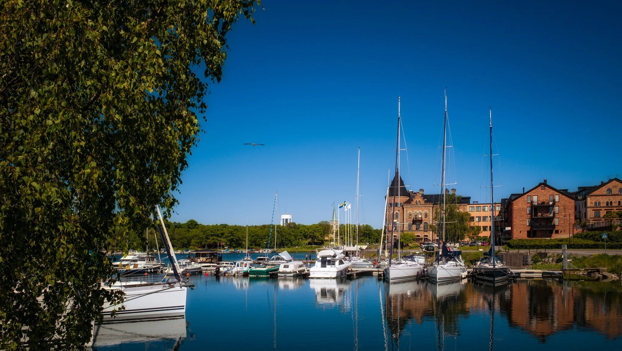Gustavsbergs hamn på Värmdö en solig dag. Lokal bas för Studio GB webbdesign.